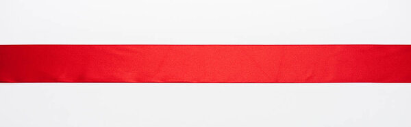 панорамный снимок плоской атласной ленты, изолированной на белом
 