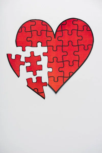 Πάνω Όψη Του Σχεδιασμένου Κόκκινου Παζλ Σχήματος Καρδιάς Που Απομονώνεται — Φωτογραφία Αρχείου