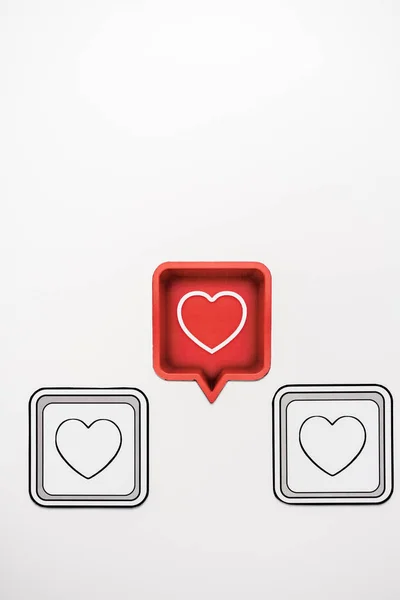 Vista Superior Bolha Fala Vermelha Com Coração Perto Cubos Pretos — Fotografia de Stock