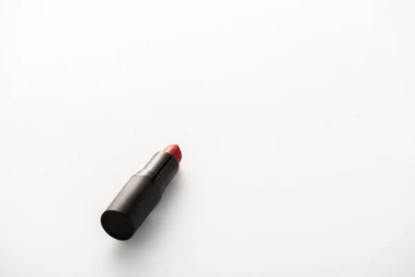 Zwarte Buis Met Rode Lippenstift Wit Met Kopieerruimte — Stockfoto