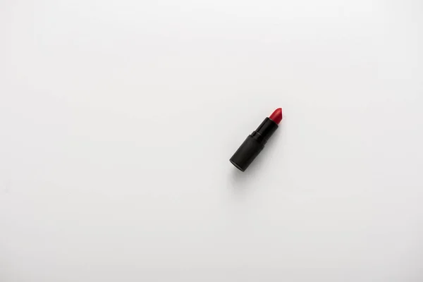 Tilikan Atas Tabung Dengan Lipstik Merah Pada Warna Putih — Stok Foto