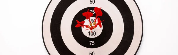 Панорамний Знімок Чорно Білої Дошки Червоними Стрілками Ізольовано Білому — стокове фото