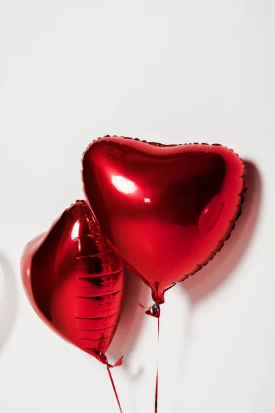 Rote Und Glänzende Herzförmige Ballons Auf Weißem Grund — Stockfoto