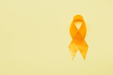 Sarı arka planda sarı farkındalık kurdelesi, intihar önleme kavramı