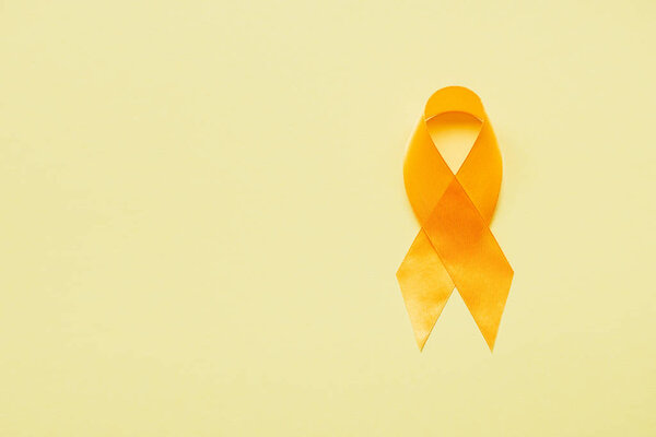 верхний вид желтой ленты осознания на желтом фоне, концепция предотвращения самоубийства
