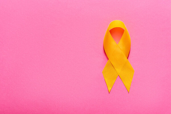 верхний вид желтой ленты осознания на розовом фоне, концепция предотвращения самоубийства
