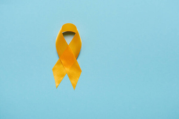 верхний вид желтой ленты осведомленности на синем фоне, концепция предотвращения самоубийства
