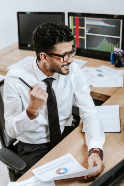 Evet işareti gösteren ve kağıt tutan iki ırklı tüccarın yüksek açılı görüntüsü 
