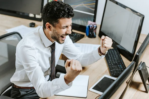 Feliz Comerciante Racial Mostrando Sim Gesto Olhando Para Computador — Fotografia de Stock