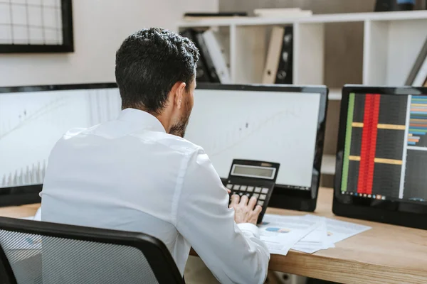 Back View Racial Trader Using Calculator Sitting Table — Stock Photo, Image