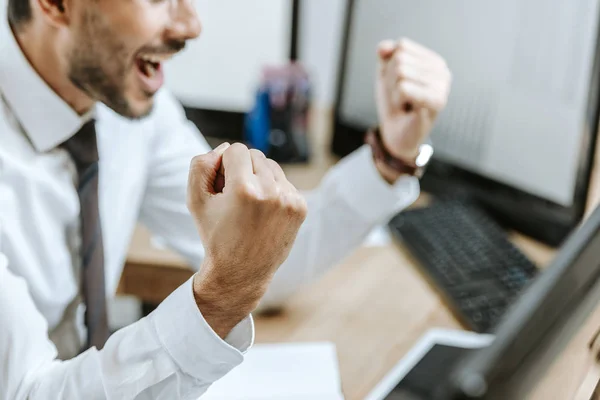 Beskärd Bild Ras Glad Näringsidkare Visar Gest — Stockfoto