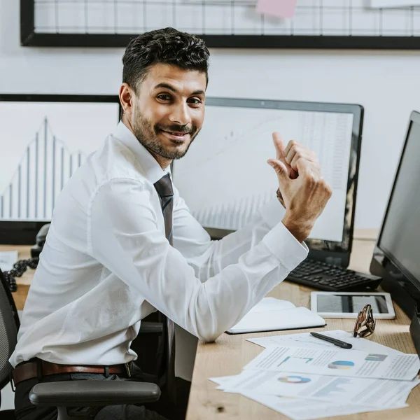 Sorridente Commerciante Razziale Mostrando Pollici Seduto Vicino Computer Con Illustrazione — Foto Stock