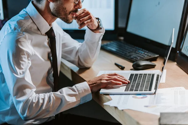 Ausgeschnittene Ansicht Eines Birassischen Händlers Der Laptop Benutzt Und Tisch — Stockfoto