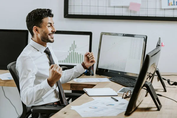 Zijaanzicht Van Glimlachende Raciale Handelaar Tonen Gebaar Kijken Naar Computer — Stockfoto