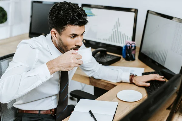 High Angle View Racial Trader Drinking Coffee Looking Computer — Stock Photo, Image