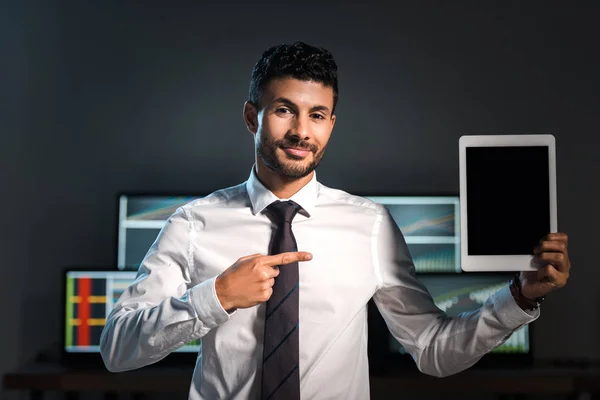 Glimlachende Raciale Handelaar Wijzend Met Vinger Naar Digitale Tablet — Stockfoto