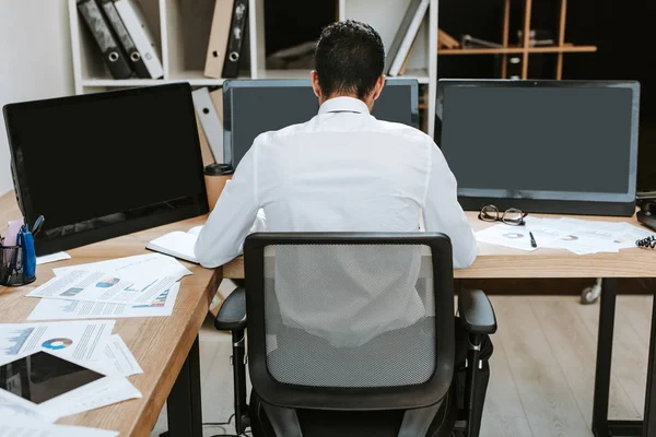 Back View Racial Trader Sitting Table Office — Stock Photo, Image