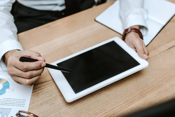 Abgeschnittene Ansicht Von Rassischen Händler Mit Digitalem Tablet Mit Kopierraum — Stockfoto