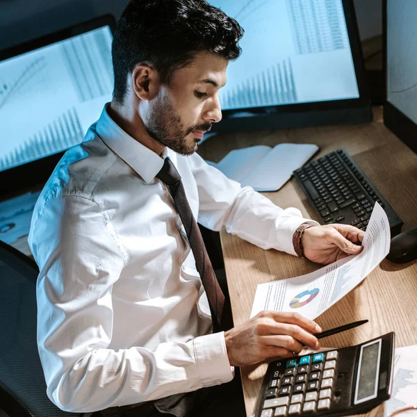 Vista Ángulo Alto Del Comerciante Racial Mirando Papel Sentado Mesa — Foto de Stock