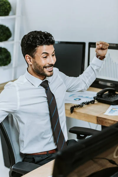 Sonriente Racial Comerciante Sentado Mesa Mostrando Gesto — Foto de Stock