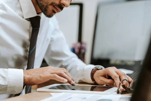 Vista Recortada Del Comerciante Racial Sentado Mesa Uso Tableta Digital — Foto de Stock