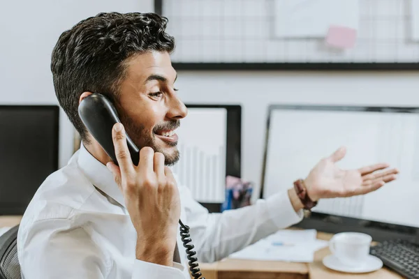 Vista Lateral Del Comerciante Racial Sonriente Hablando Por Teléfono — Foto de Stock