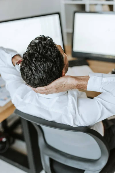 Hoge Hoek Uitzicht Van Raciale Handelaar Met Gekruiste Armen Zitten — Stockfoto