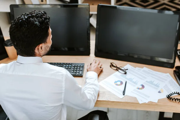 Vista Aérea Del Comerciante Racial Usando Ordenador Con Pantalla Blanco — Foto de Stock