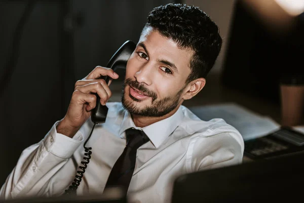 Foco Seletivo Sorrir Comerciante Racial Falando Por Telefone — Fotografia de Stock