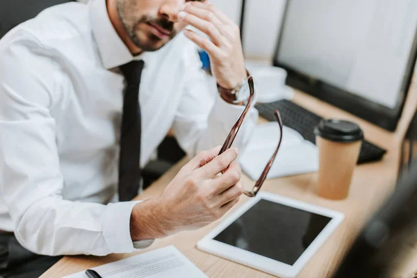 Corte Vista Cansado Racial Comerciante Segurando Óculos Escritório — Fotografia de Stock