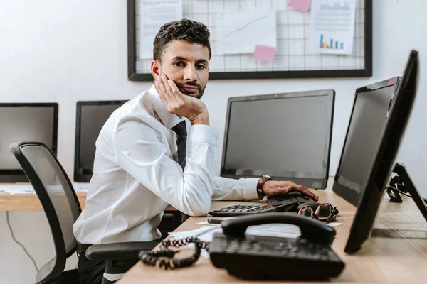 Pensive Racial Trader Sitting Table Looking Camera — Stock Photo, Image