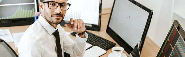 Plano Panorámico Sonriente Racial Comerciante Sentado Cerca Las Computadoras Mirando — Foto de Stock