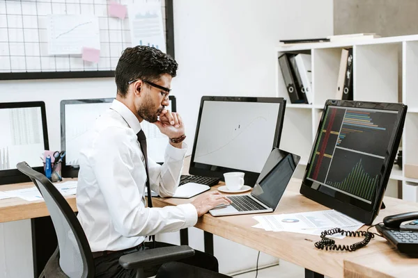 Zijaanzicht Van Raciale Handelaar Met Behulp Van Laptop Zitten Aan — Stockfoto