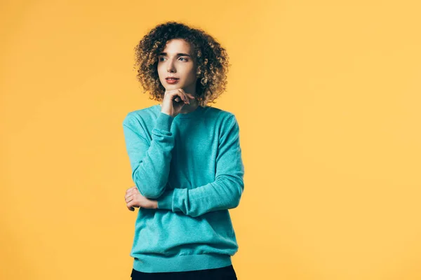 Dromerige Krullende Tiener Weg Kijken Geïsoleerd Geel — Stockfoto