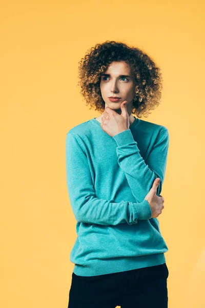 Pensive Krullend Tiener Weg Kijken Geïsoleerd Geel — Stockfoto