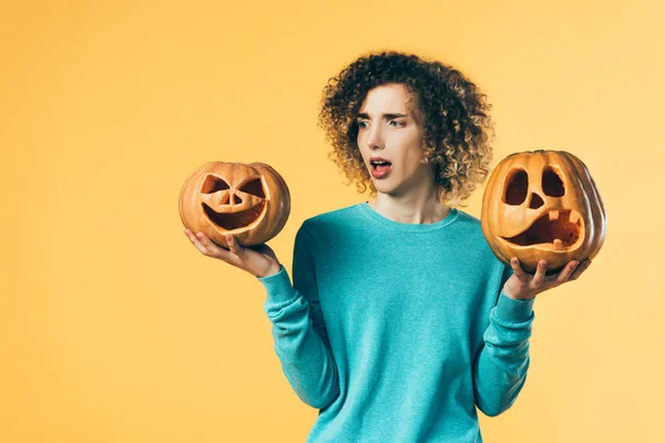 Przestraszony Kręcone Nastolatek Patrząc Halloween Dynie Izolowane Żółty — Zdjęcie stockowe