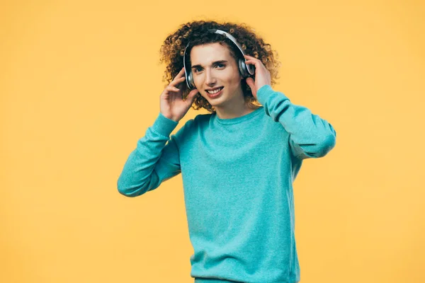 Sorrindo Encaracolado Adolescente Ouvindo Música Fones Ouvido Isolados Amarelo — Fotografia de Stock