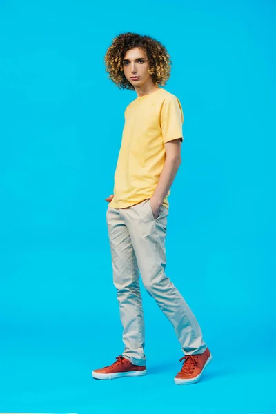 Full Length View Curly Teenager Hands Pockets Isolated Blue — Stock Photo, Image