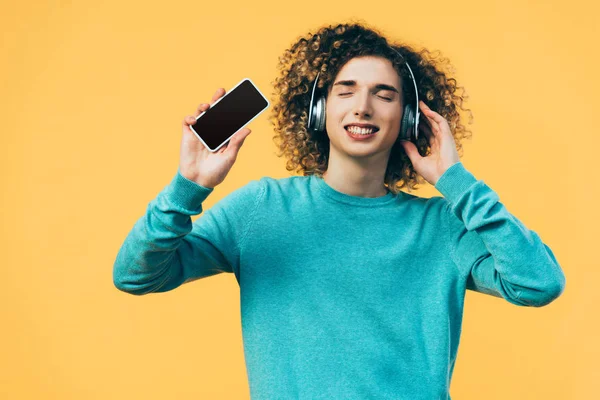 Adolescente Encaracolado Com Olhos Fechados Segurando Smartphone Ouvindo Música Fones — Fotografia de Stock