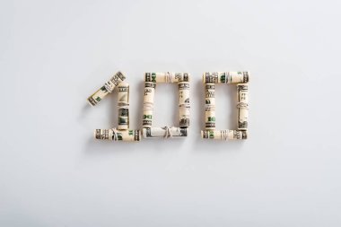 100 dolarlık banknotların beyaz banknotlar halinde en üst görünümü 