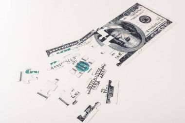 Yapboz parçaları dolar banknot beyaz izole 