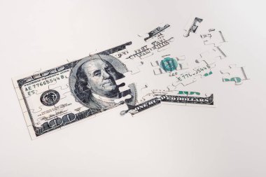 Yapboz yapboz parçaları dolar banknotları kopyalama alanı ile beyaz üzerine izole