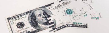 Yapboz parçalarının panoramik çekimi beyaz üzerine izole edilmiş dolar banknotları 