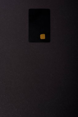 Siyah üzerine izole edilmiş kredi kartı şablonu üst görünümü 