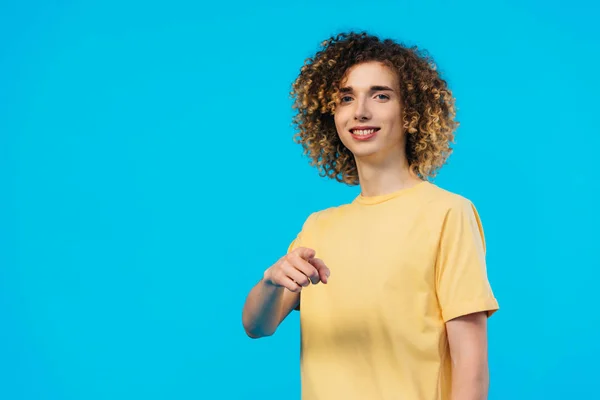 Sorrindo Encaracolado Adolescente Apontando Com Dedo Para Câmera Isolada Azul — Fotografia de Stock