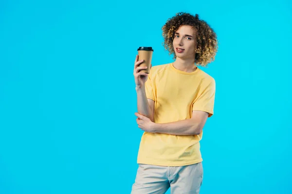 Lächelnder Lockiger Teenager Mit Kaffee Zum Isolieren Auf Blauem Grund — Stockfoto