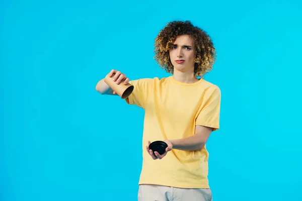 Triste Encaracolado Adolescente Lançando Sobre Copo Papel Vazio Isolado Azul — Fotografia de Stock