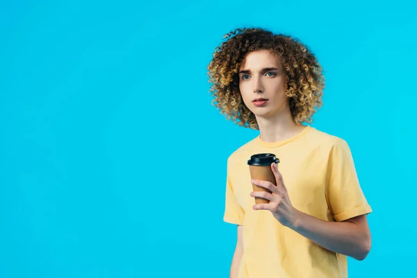 Kudrnatý Teenager Kávou Jít Izolované Modré — Stock fotografie