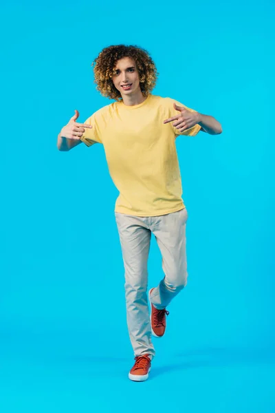 Kudrnatý Teenager Ukazuje Prsty Sebe Izolované Modré — Stock fotografie