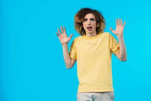 Adolescente Encaracolado Assustado Mostrando Mãos Isoladas Azul — Fotografia de Stock